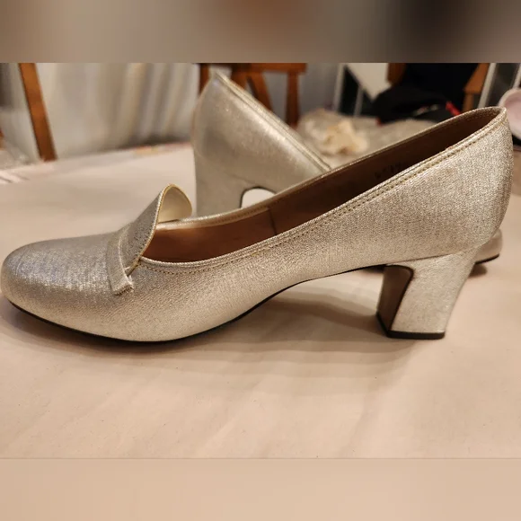 Vintage Silver American Girl Pumps - Size 6, 2.5" Heel - Picture 10 of 11